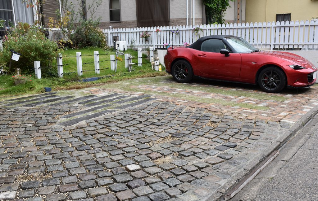 緑のある駐車場
