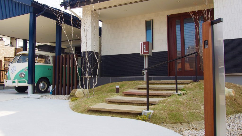 芝生法面のアプローチ