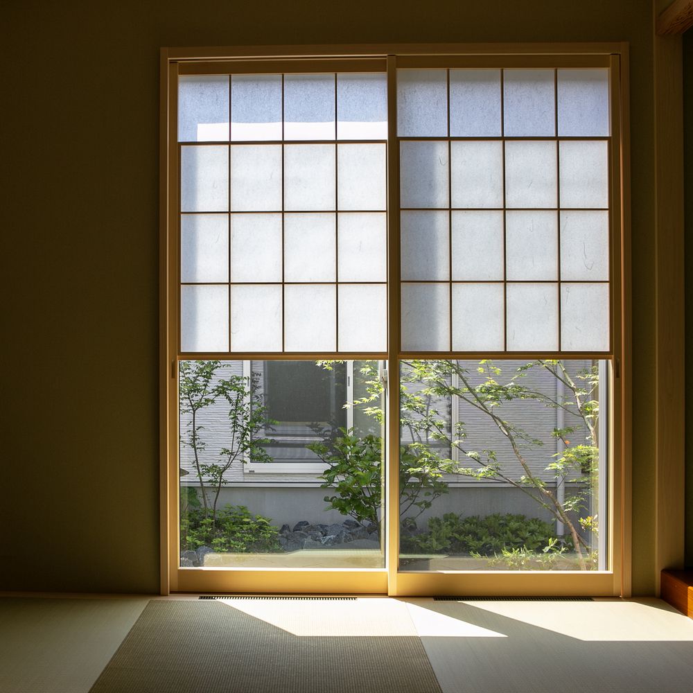 窓から見た中庭　西尾市