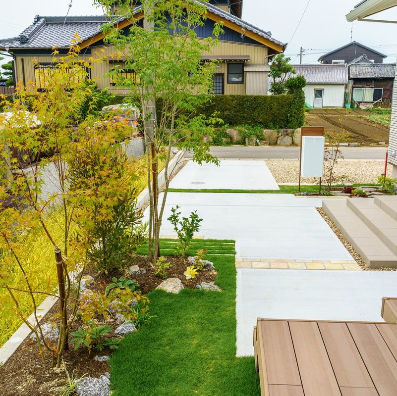 庭　ウッドデッキと芝生