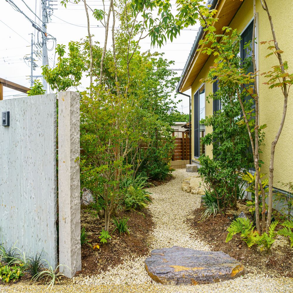 和の住まいに設えた雑木の庭　岡崎市