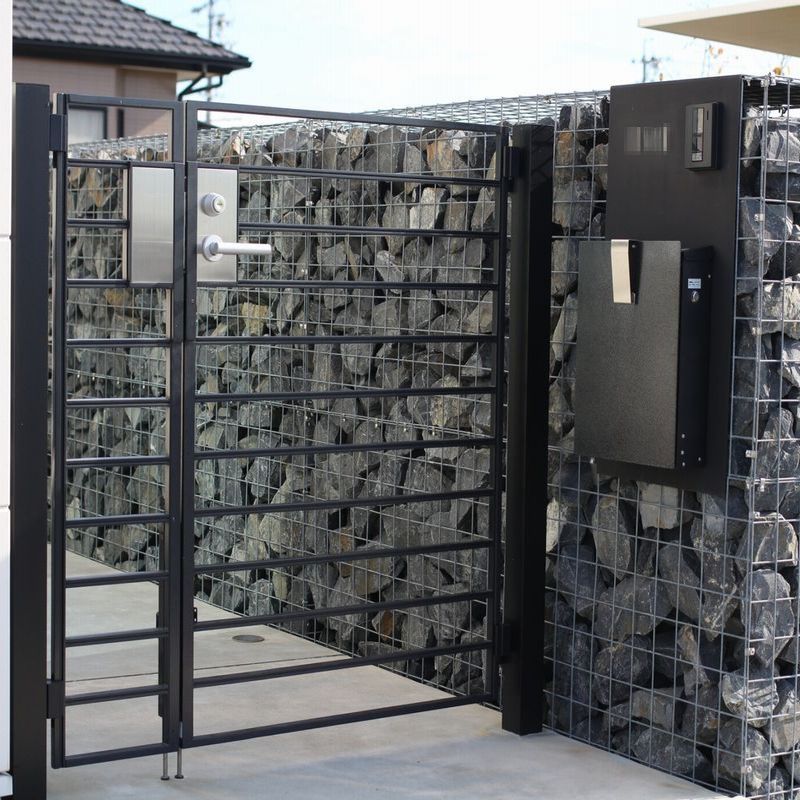 門まわり　ガビオン門壁