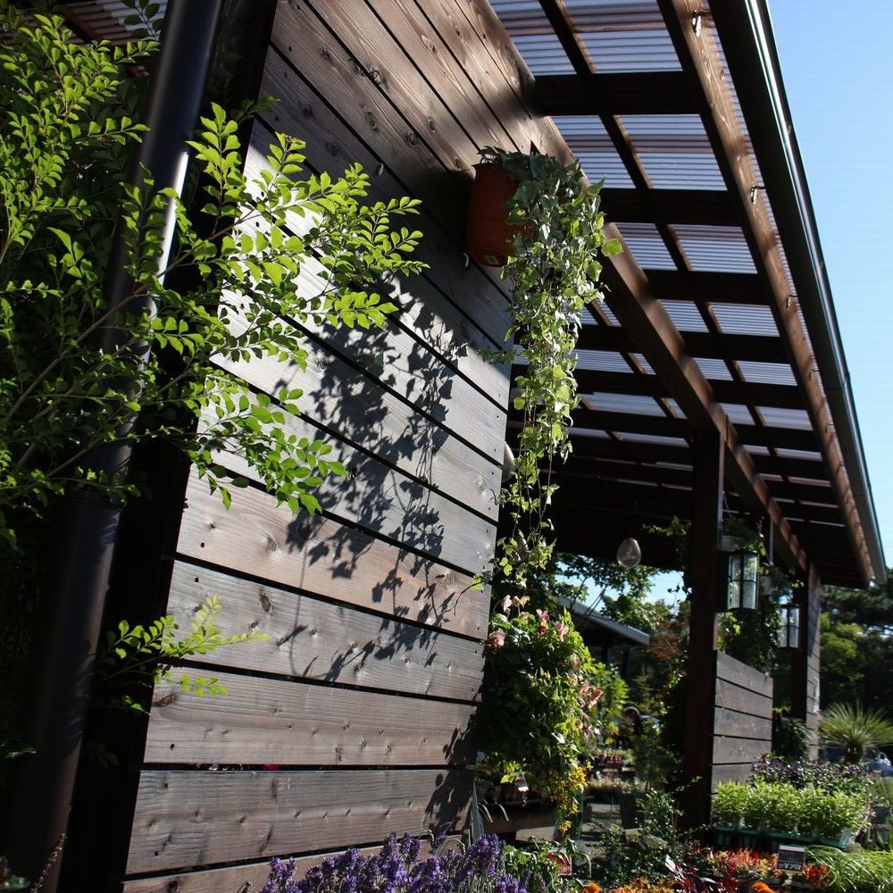 天然木テラスで快適な売り場に　豊明市