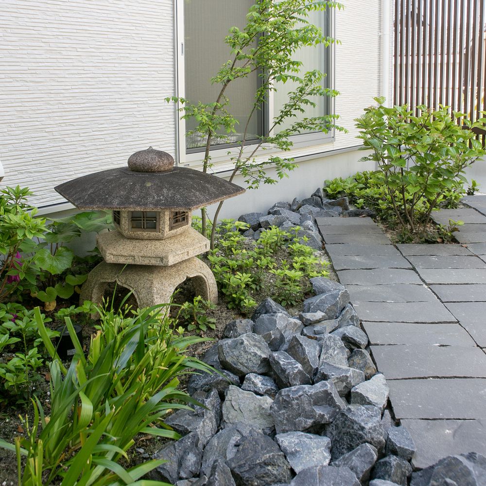 坪庭　灯篭　割栗石