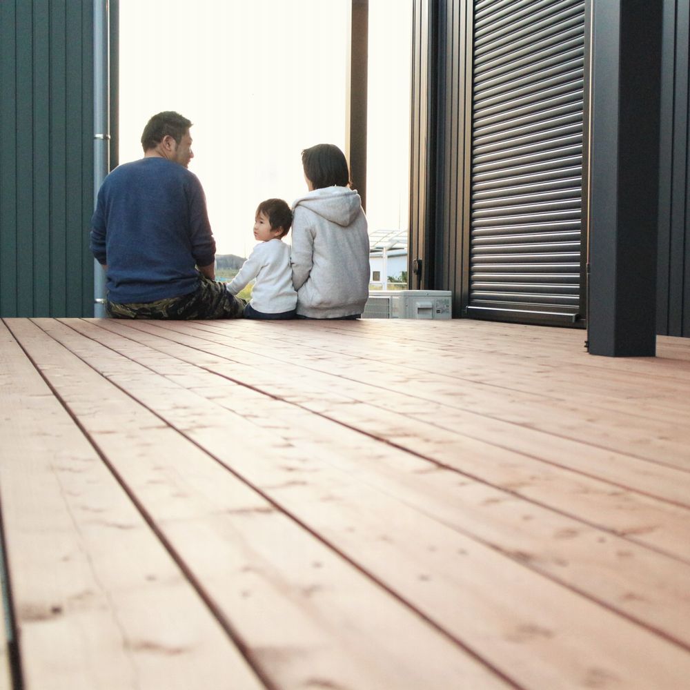 ウッドデッキ　家族
