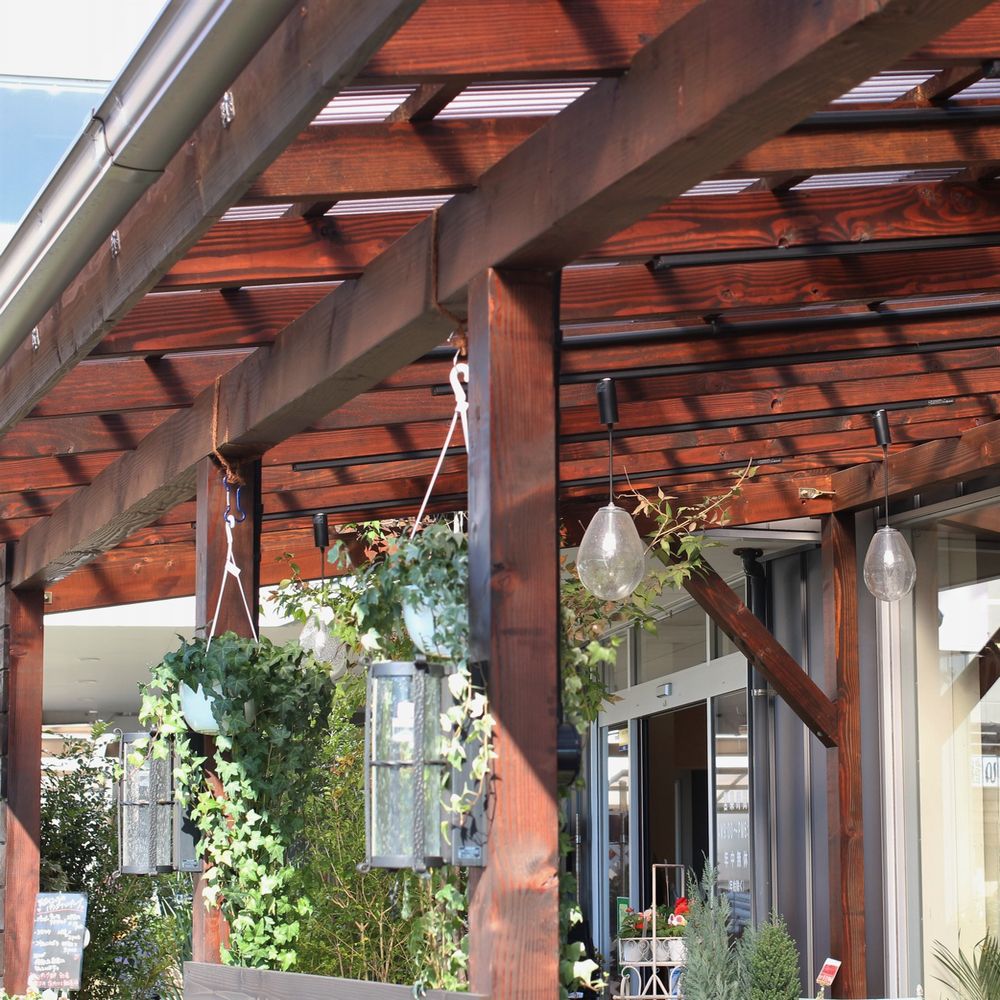 天然木テラスで快適な売り場に　豊明市