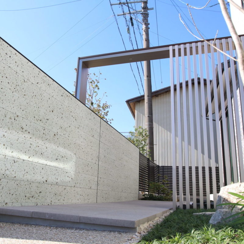 美楽麗とフレームのセミクローズ外構　豊田市