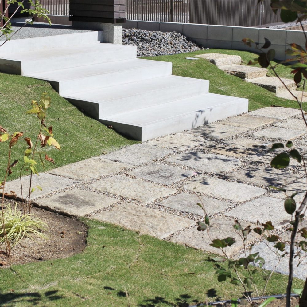 自然素材と植栽が調和するアプローチ