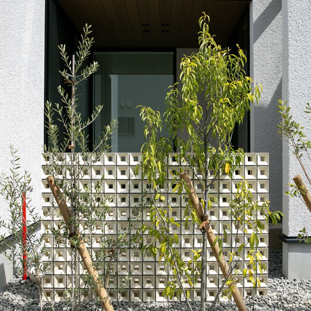 透かし壁の明るい庭　岡崎市新築外構