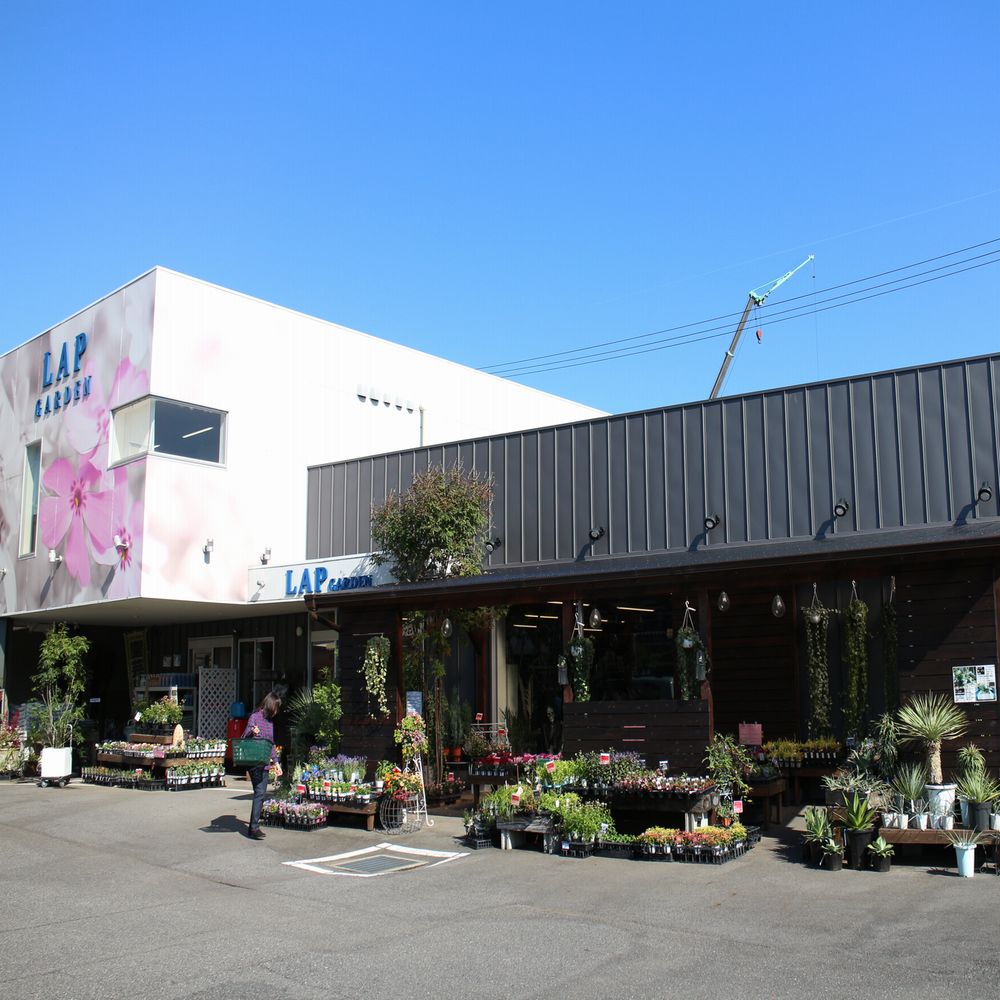 天然木テラスで快適な売り場に　豊明市