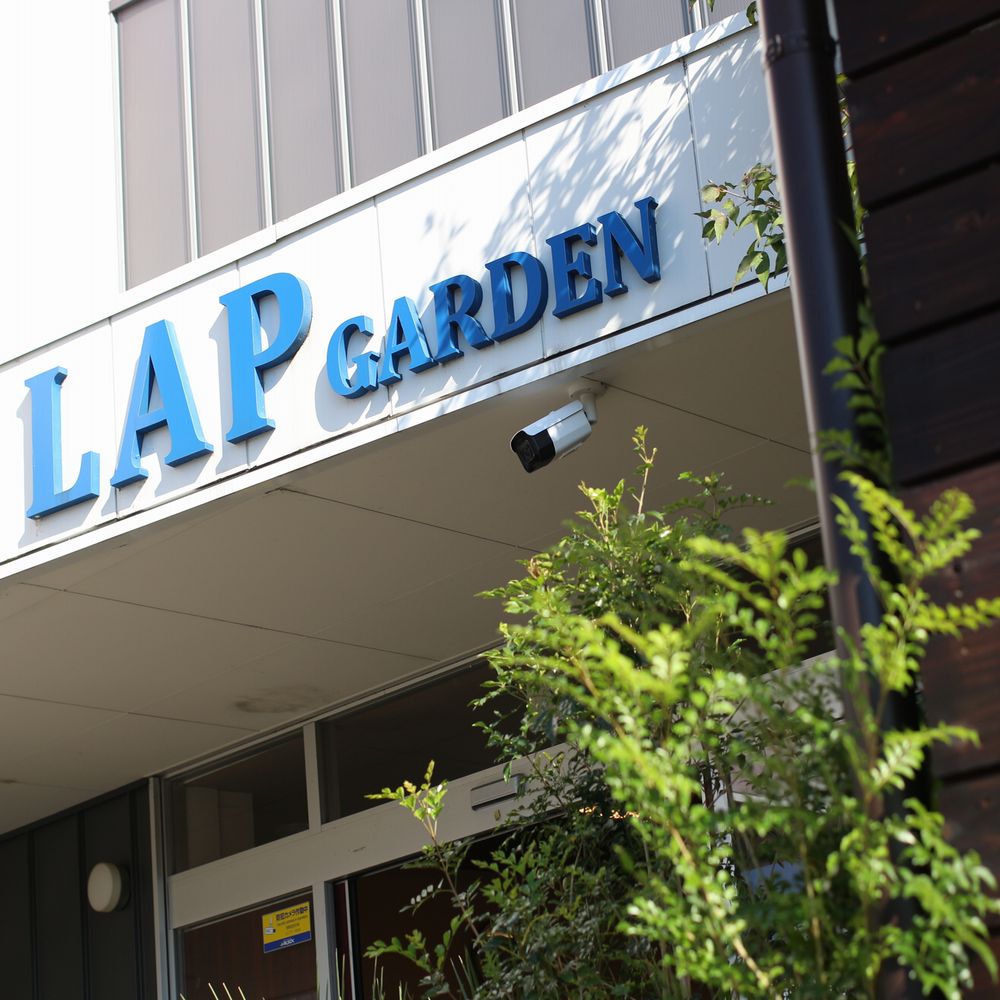 天然木テラスで快適な売り場に　豊明市