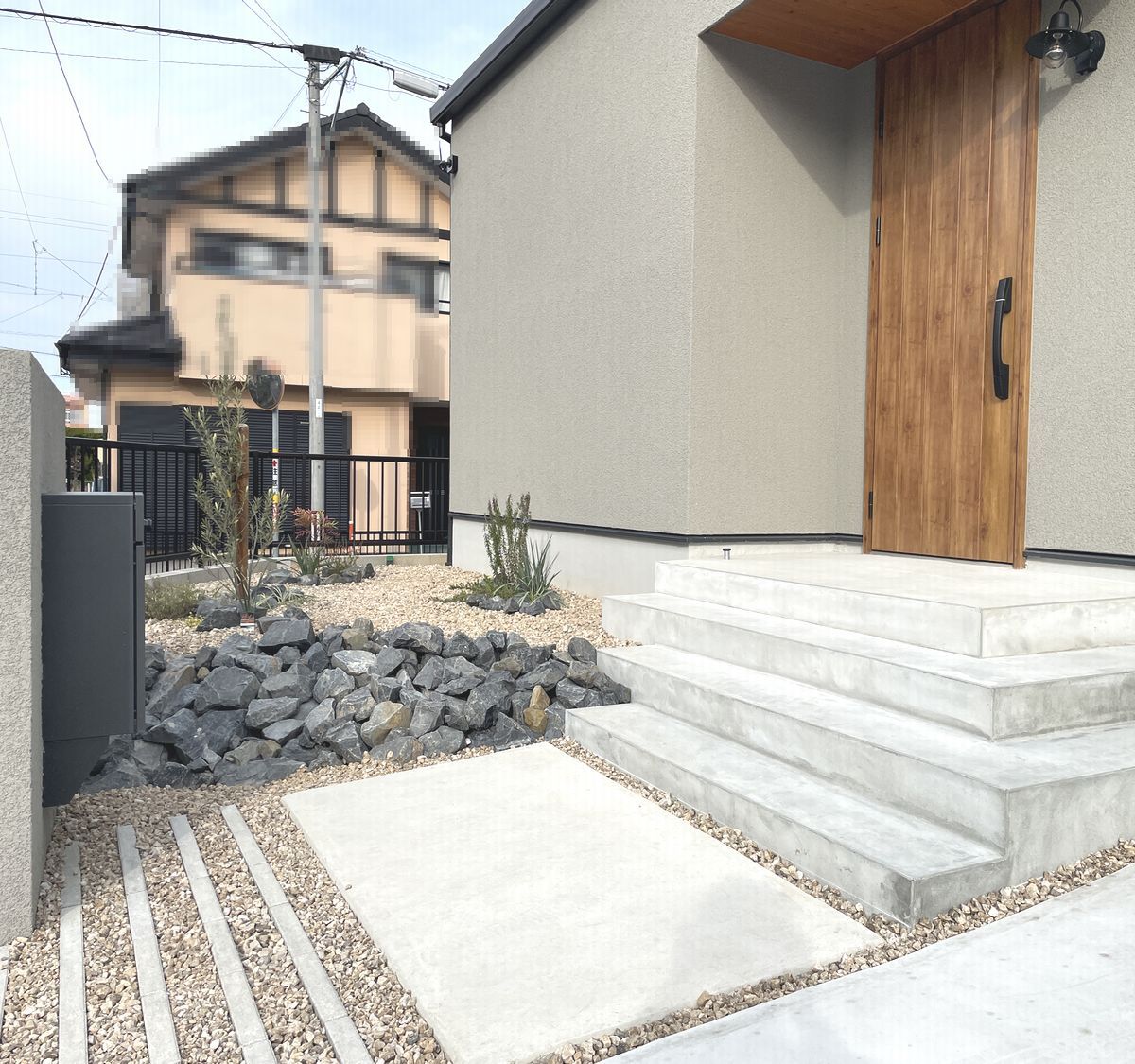 コンクリート玄関ポーチ　刈谷市新築外構