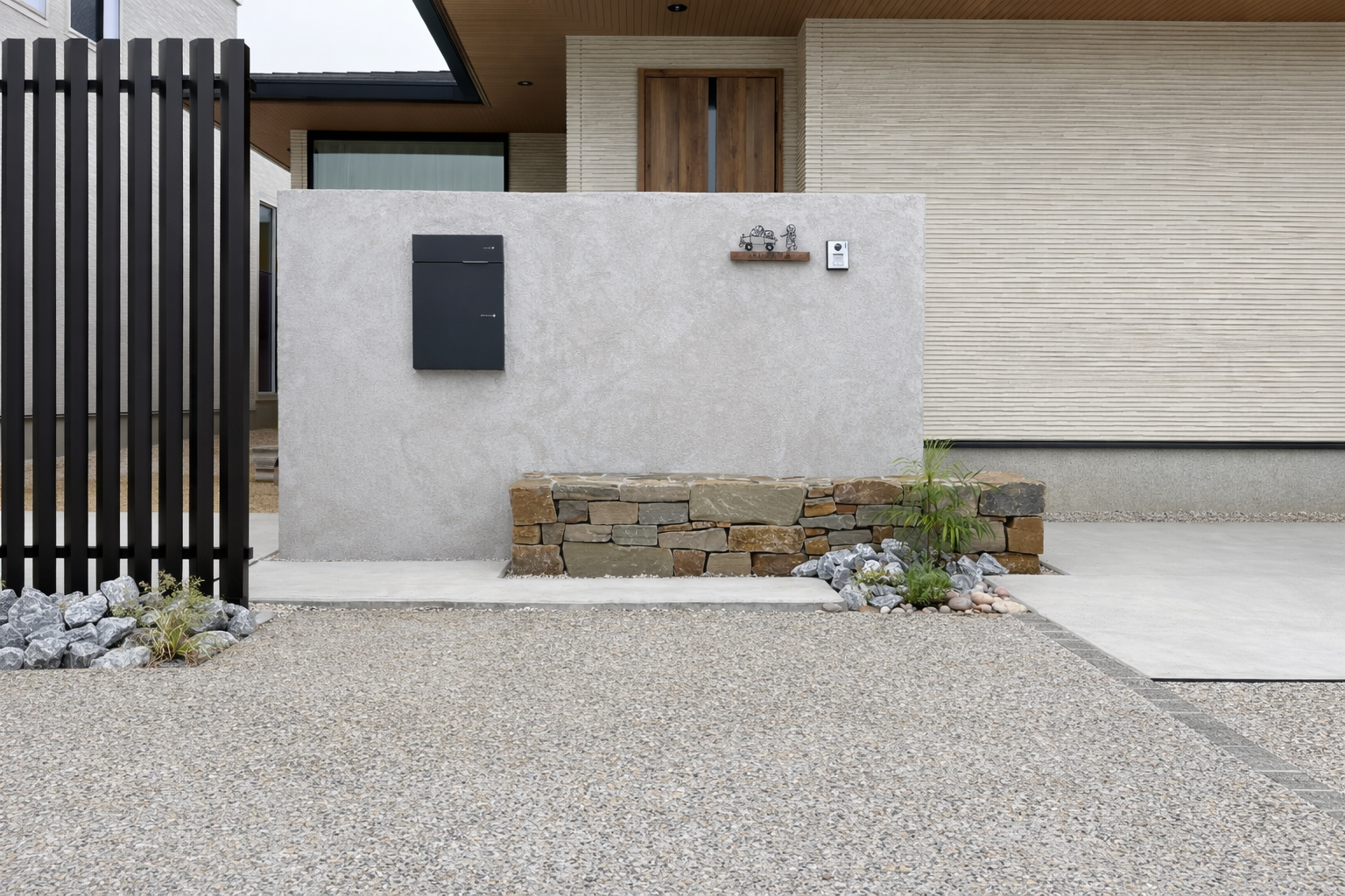 塗り壁×石積みの門壁　西尾市新築外構